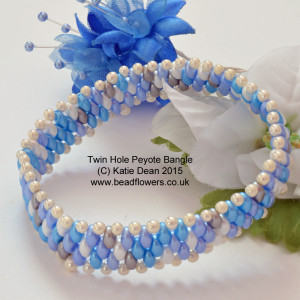 Superduo or twing hole bangle pattern, Katie Dean. Peyote stitch with superduos
